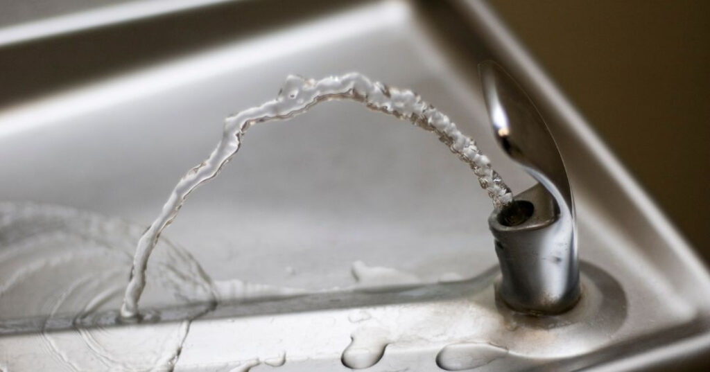 Conserto de Bebedouro em Curitiba | Assistência Perto de Mim vazamento de agua no bebedouro